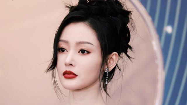 张天爱|张天爱微博电影之夜红毯造型好美！瘦到胸骨隐约可见