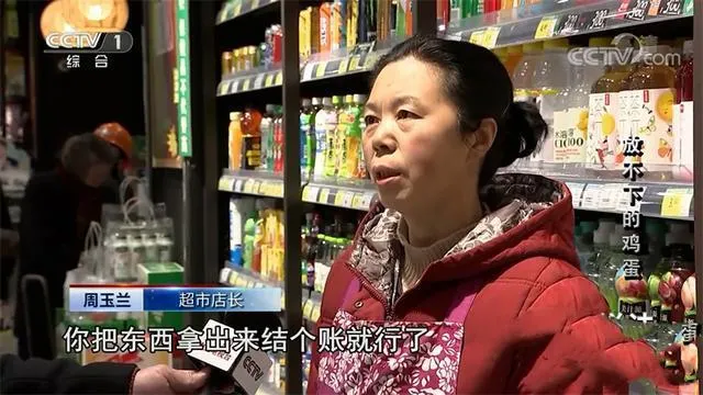 江苏南通，一老人在超市里偷拿2枚鸡蛋，结账时被女店员发现阻拦