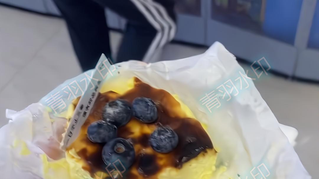 河北一女子没要打包盒将蛋糕带走，服务员让她支付两元打包费：这是规定