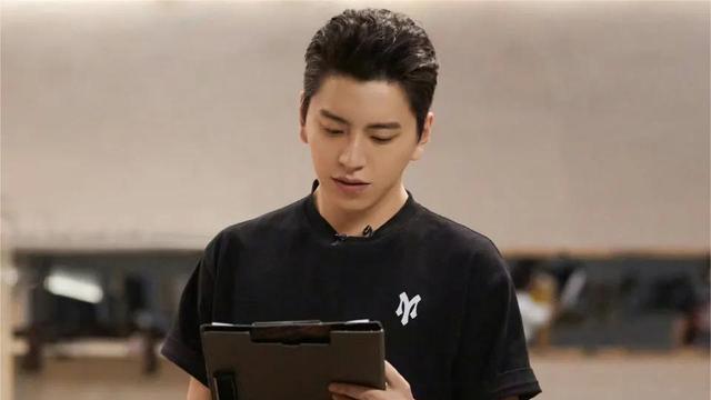 王大陆|《披荆斩棘的哥哥2》中，王大陆受到了大家的集体照顾，是团宠了