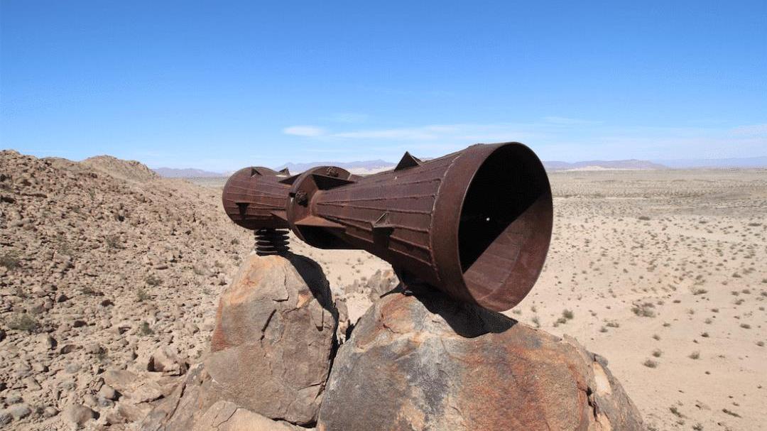 重四五百斤，锈迹斑斑“大喇叭”出现偏僻荒漠，开口指向有发现