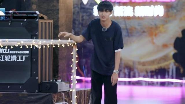 相声演员|德云社秦霄贤玩轮滑，帅气动作引爆全场，谁说相声演员不爱运动