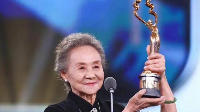 吴彦姝|力压海清，打败马丽，84岁时髦奶奶成为影后：一生优雅，一生热爱