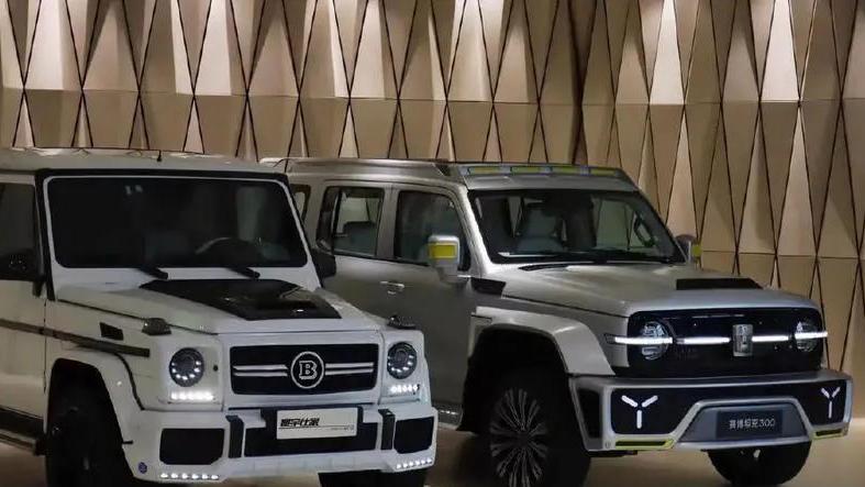 坦克300路遇奔驰G，网友：奔驰车主200万白花了