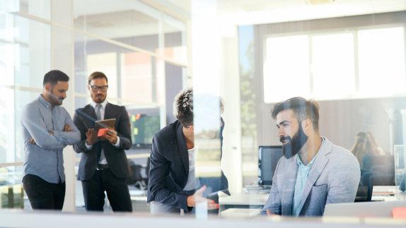 |当领导有欺负同事的时候，我们应该怎么做？