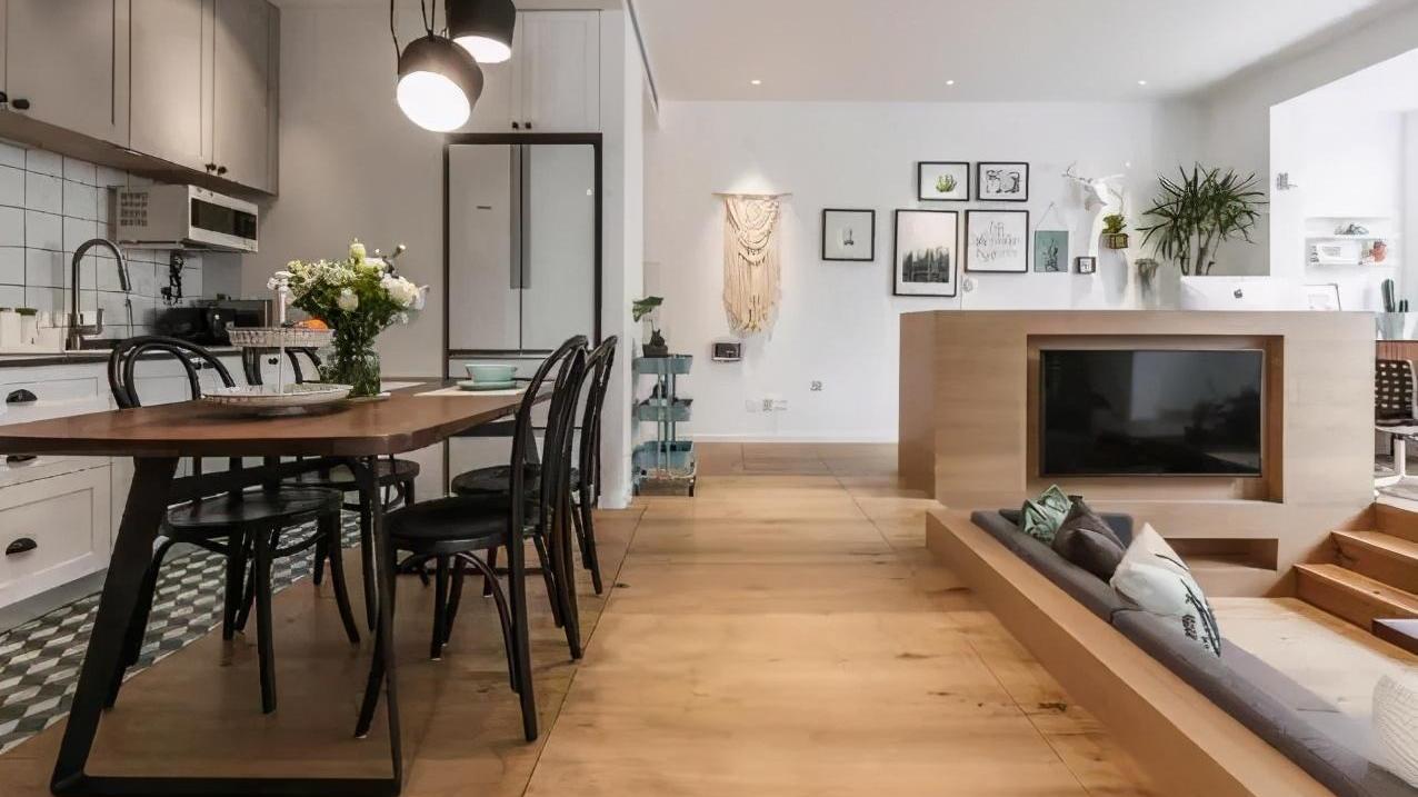 业主坚持客厅装修抬高50公分，沙发都不用买，完工效果太惊艳