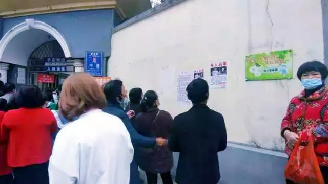 胡鑫宇失踪事件后续，众家长齐聚校门口讨说法，媒体人为学校洗白