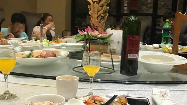 女子领奖金好心请同事吃饭，被吐槽寒酸：不想请明说，寒碜谁呢？