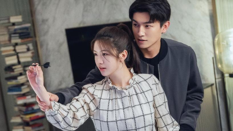 郭靖|开播男女主就躺床！「秦海璐女儿」跨腿强压《射雕英雄传》郭靖