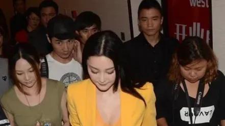 张馨予|张馨予难得穿拼色西装，内搭低胸好洋气，女团身材太绝了