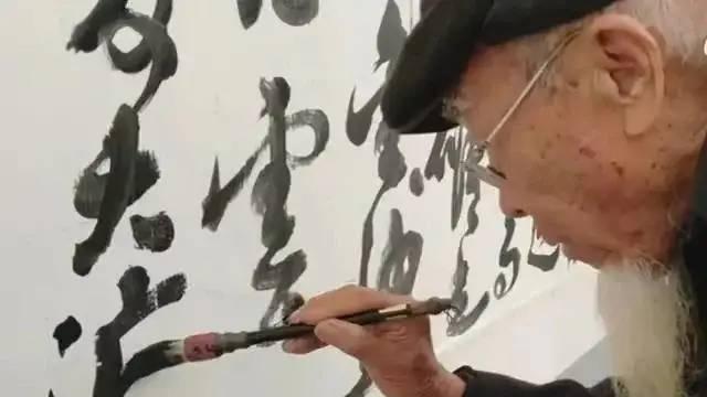 90岁的大爷墙体上写草书，网友惊呼“大隐隐于市”！