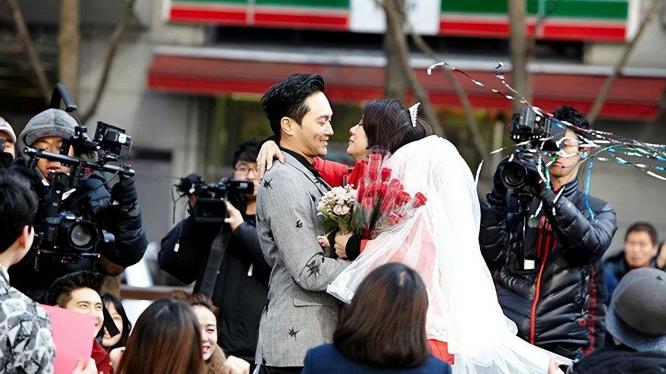 张智霖|张智霖爱妻人设翻车？在综艺与女嘉宾钻帐篷摸头杀，被指全是人设