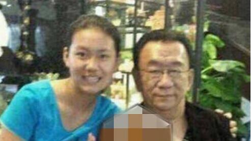 佟丽娅|76岁相声大师侯耀华出镜为白酒宣传惹争议，曾宣称自己滴酒不沾