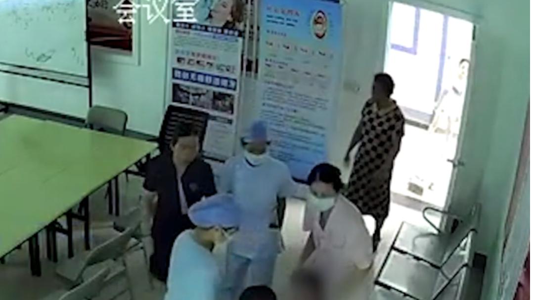 广西女童被12岁男孩殴打三分钟，有些孩子真的是“天生坏种”吗？