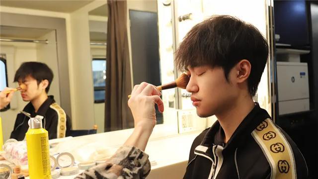 tes战队|TES场上又出乌龙：JKL红发获导演夸奖，knight化妆照忘记p镜子？