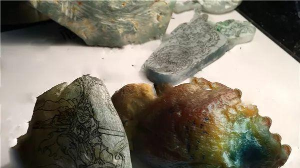 翡翠|男子5000买下不被看好的翡翠原石，做出成品“齐天大圣”！