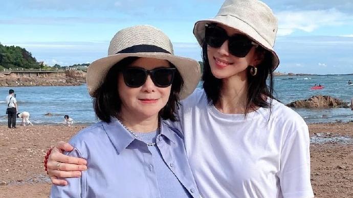 张钧甯|张钧甯40岁生日，母亲从台北飞青岛为她庆生，自称千里寻女记！