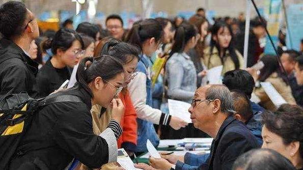 考试|人社部传来“好消息”，招聘门槛或将有望下调，毕业生这下有福了