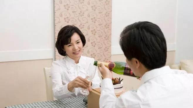 55岁大妈想再从找一个老伴，满足4个条件就领证，只可惜找不到