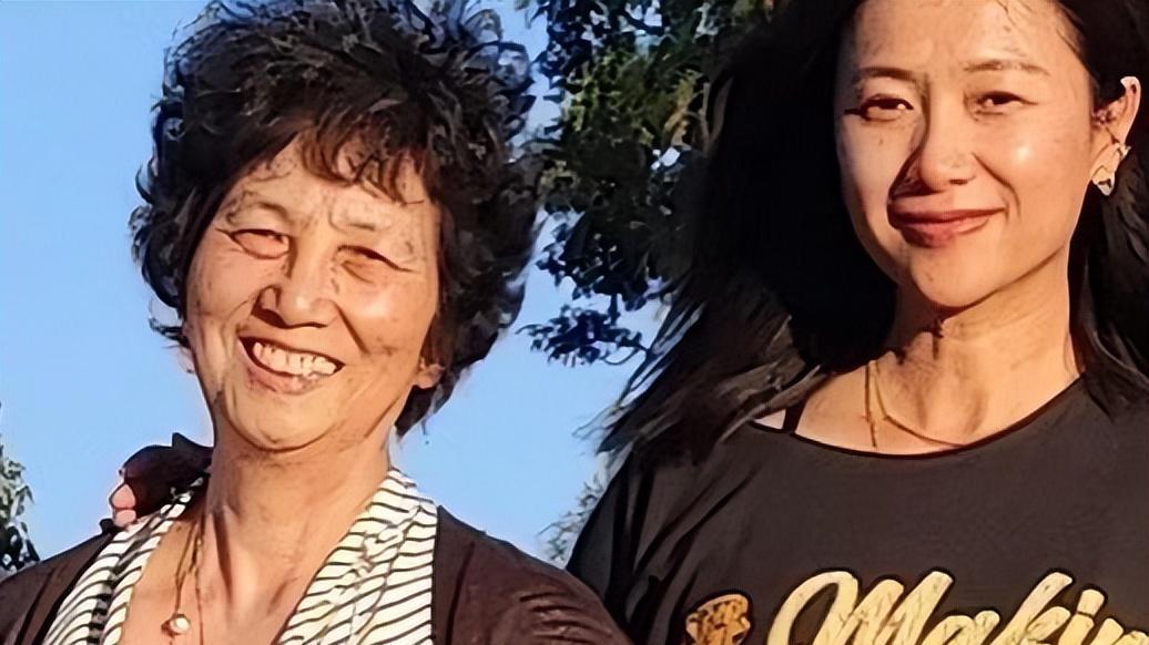 徐静蕾|48岁徐静蕾农场里摘石榴！素颜皮肤油亮，衣领超大露出一根吊带