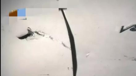 浙江杭州，赵女士花400多万买的一台宾利，被一男子骑着摩托车撞出了一个洞