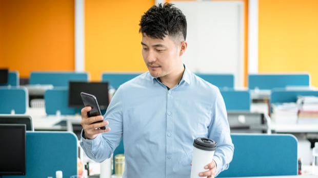 职场故事|职场故事：和同事吃饭消费400，快结账时，他：我去下卫生间