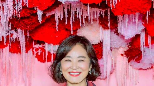 殷桃|林青霞生日会似烛光晚宴，年近七十无一丝老态，嫁对老公衣食无忧