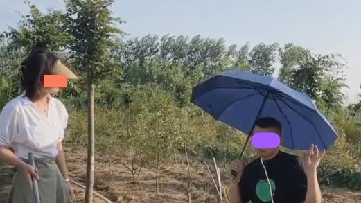 男子装病不干农活，妻子忍无可忍，坚持把他拉起来干活