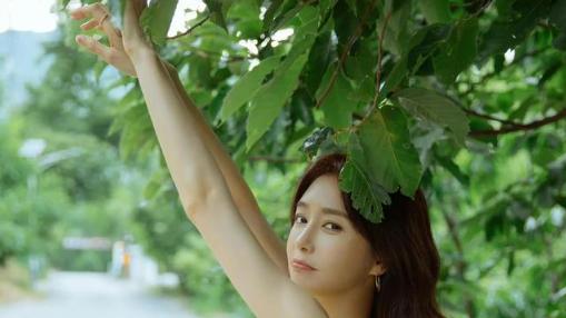 秦岚|最美不过秦岚的一身绿，穿露脐装大秀迷人曲线，网友：完美！