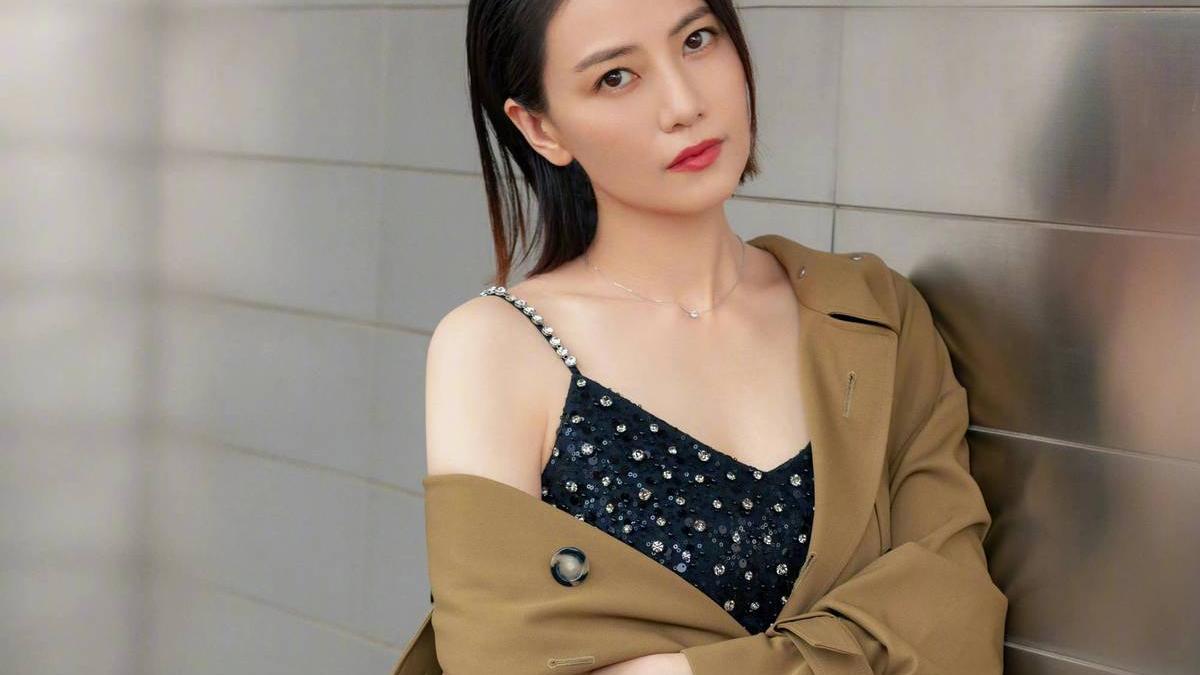 风衣 高圆圆魅力依旧，风衣内搭亮片裙柔美浪漫，偏分短发利落洒脱