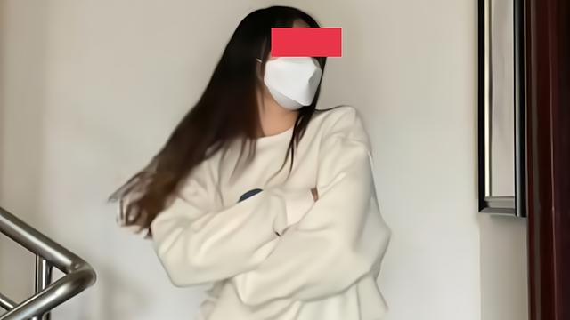 纪实：女子楼道热舞喊话男邻居，别对我使美男计，否则我将计就计