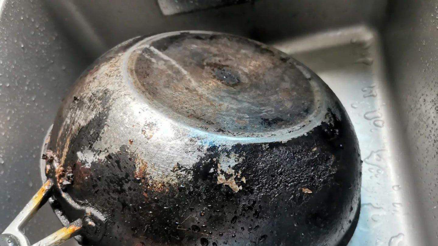 锅底烧糊了，发黑发黄擦不掉？教你一个小妙招，旧锅立马焕然一新