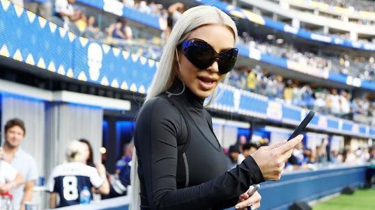 金·卡戴珊|金卡戴珊晒自拍，身材太绝了！白发垂腰好飒，42岁恢复单身状态