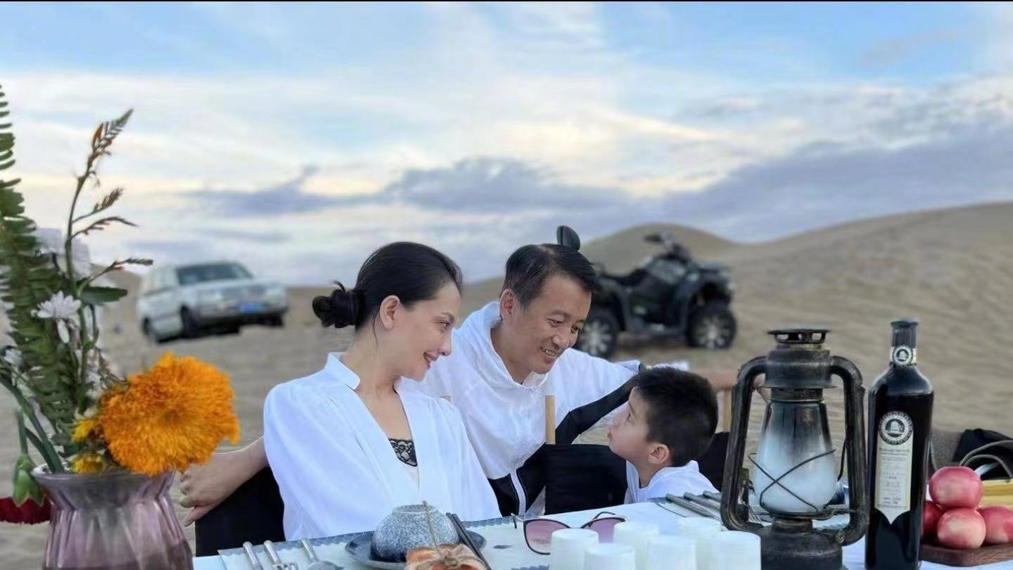 孙茜|国家一级演员孙茜去沙漠聚会，不怕尘土吃西餐，孩子累到趴椅子睡