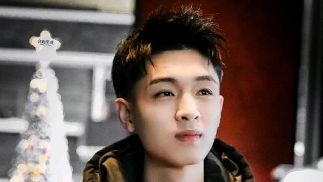 秦霄贤|德云社秦霄贤乌镇戏剧节，拍照站位引发关注，老秦真是闷头干大事