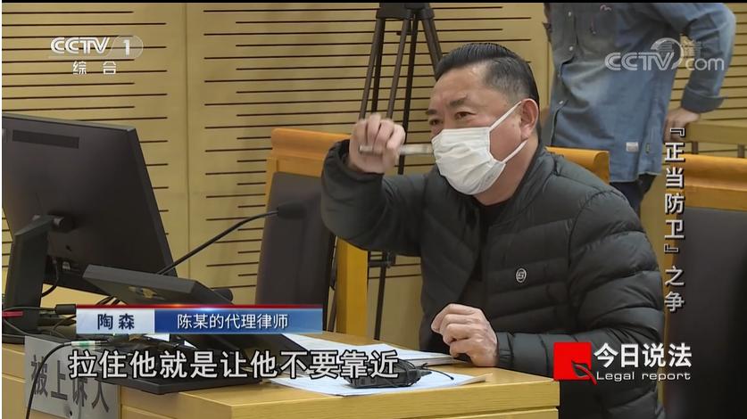 上海，男子带人上门殴打舅舅，舅妈拿起一壶液体泼了过去