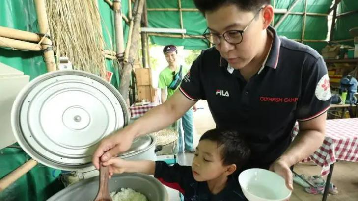 郭晶晶|郭晶晶带娃出门爬山！浓眉大眼不化妆皮肤白，跪在地上拍照不怕脏