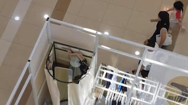 安徽一商场试衣间没顶棚，站楼上看一览无余，女子发视频提醒顾客