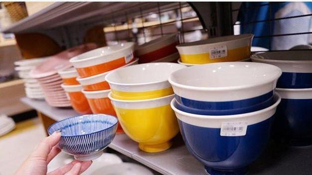 央视多次曝光“夺命碗”，热饭进毒饭出，释放三聚氰胺和甲醛