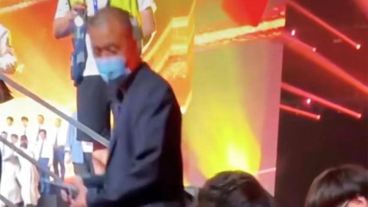 李玉刚|44岁李玉刚身体状况引担忧，节目后台坐轮椅，走路迈不开步要搀扶