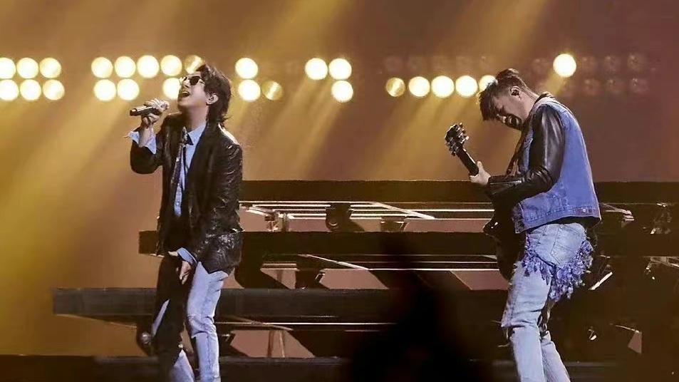 郑钧|披荆斩棘收官：郑钧张震岳终于使出“杀手锏”，网友直呼梦回当年