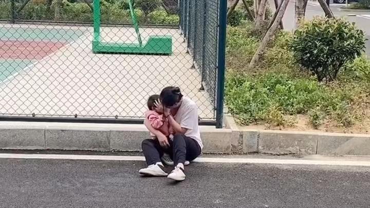 一女子被婆婆赶出家门，感到委屈，带着孩子坐在地上哭