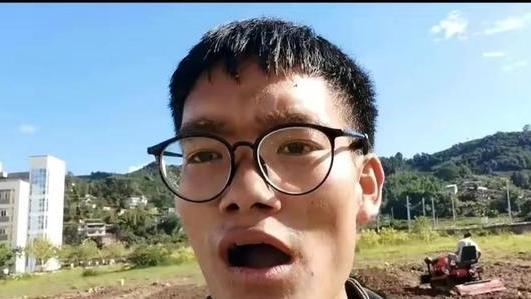 唐山学院的校长，为了挽回唐山形象，到路边吃烧烤，但网友不买账