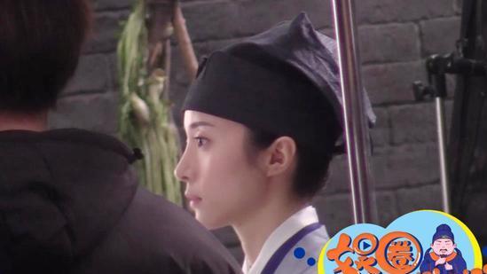 胡冰卿|胡冰卿新剧开机眼窝凹陷显老态现身片场双目无神面露疲色