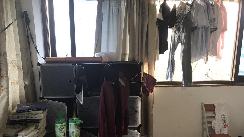 重庆|晒晒我在上海租的房，1000块钱一个床位，隔间之间还用窗户打通了
