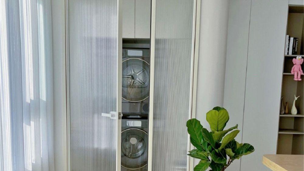 她用家里阳台1㎡空间，打造隐藏式洗衣房，真的太精致了，羡慕