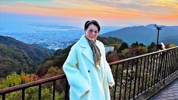 胡杏儿|胡杏儿疑怀四胎？与老公出游身形臃肿，干练短发戴发箍像孕妇