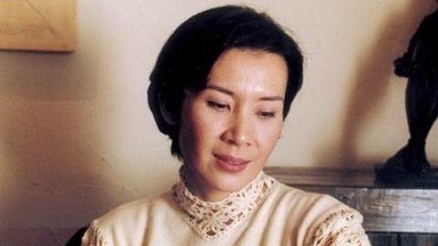 肖雄 肖雄“优雅到老”的秘笈：裙过膝，裤不紧，发微卷，不扮嫩不显老