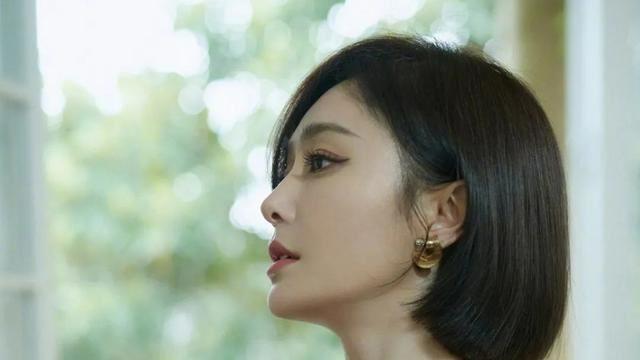 秦岚|秦岚突剪去长发！一刀切齐“肩上短发”露美背：正到惊艳