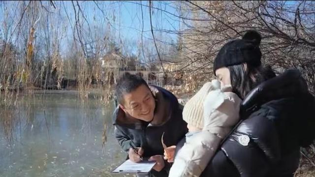 李亚鹏|李亚鹏小女儿小名曝光，被妈妈抱在怀中长腿吸睛